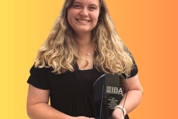 Gracie Turner ’23 holding an award