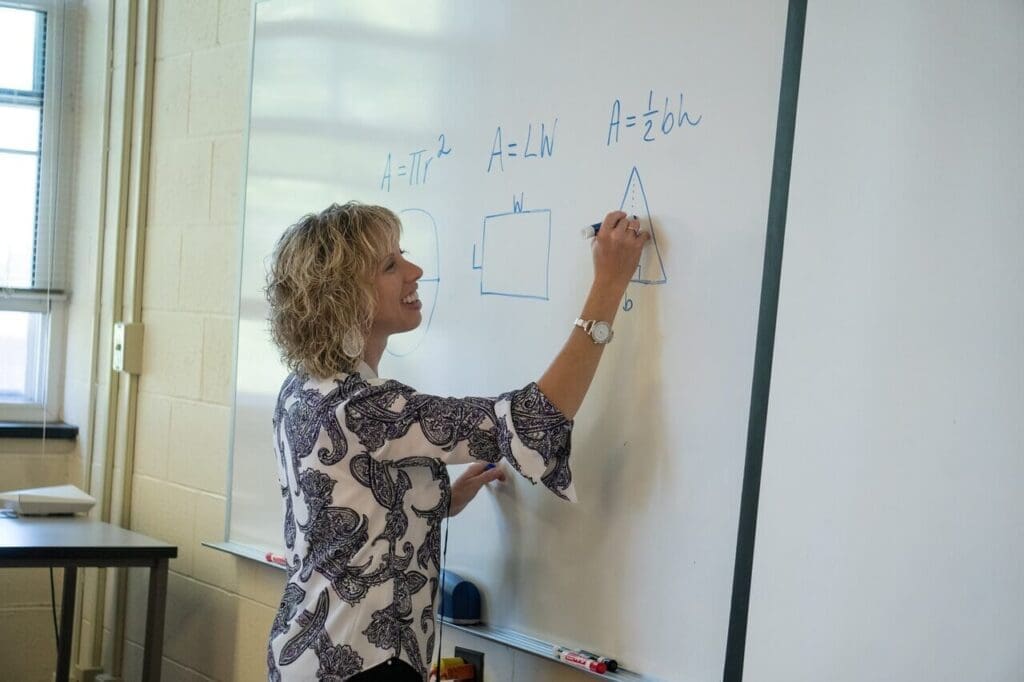 Dr. Cheryll Crowe ’03 Johnson Asbury University Dean of the Shaw School of Sciences teaching.