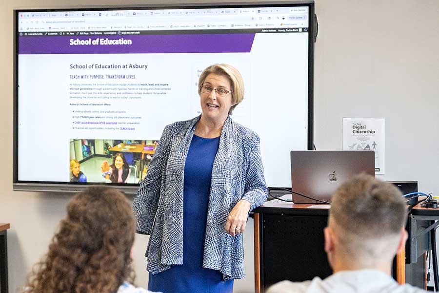 Asbury's School of Education Dean Sharon Bixler teaching a class.