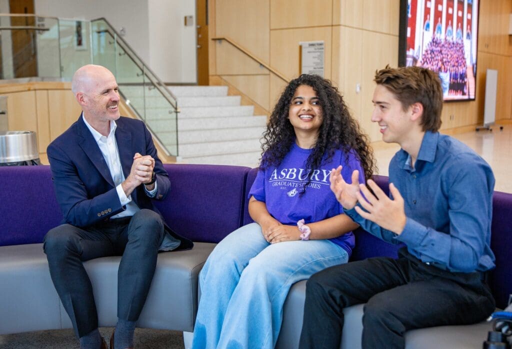 Dr. Kevin Brown talks with Asbury students 