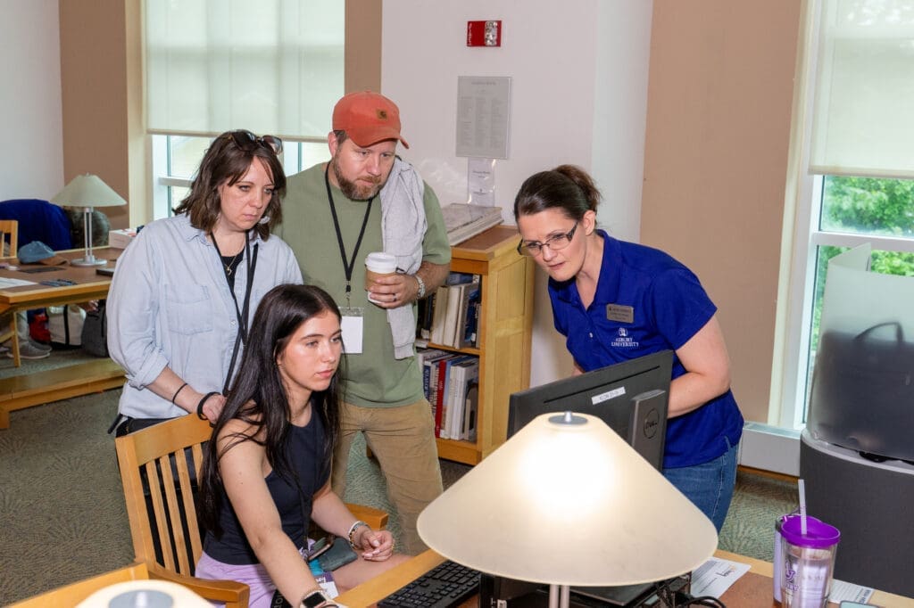 Asbury financial aid officer helps family on computer