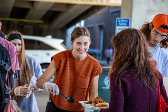 Asbury students serve through Lexington food ministry