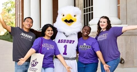 Asbury students cheer with Isaiah the Eagle
