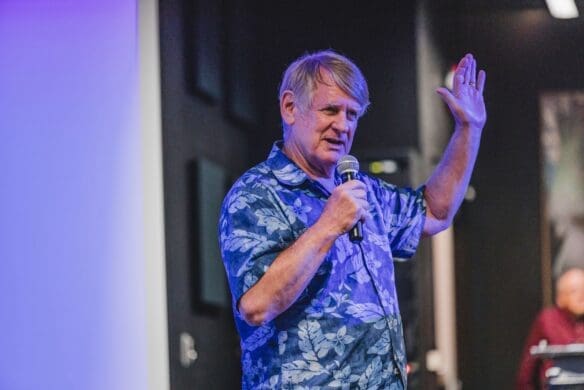 Bill Farmer speaking to students