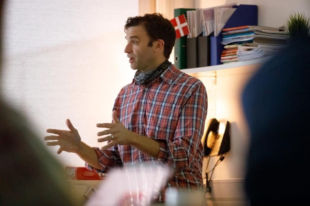 Donnie Piercey ’04 teaching in a classroom