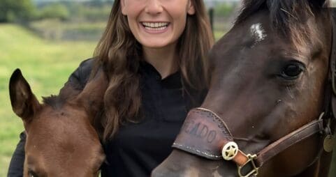 Headshot of Lizzie Guthrie with two horses