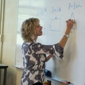 Dr. Cheryll Crowe ’03 Johnson Asbury University Dean of the Shaw School of Sciences teaching.