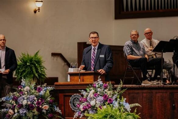 Bert Jones announces Alumni Awards at Asbury University