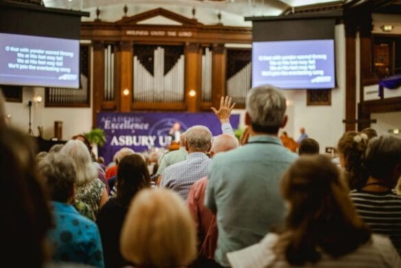 Asbury University alumni worship during the Reunion Hymn Sing